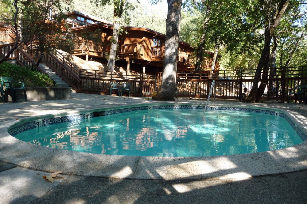 تقع الينابيع الحارة هذه في جنوب ولاية قدح في شبه جزيرة ماليزيا، فيمكنك زيارتها والاسترخاء في مياه الينابيع التي تحتوي على الأملاح المعدنية الطبيعية المفيدة للجسم، وتتراوح درجات حرارة المياه نهاراً ما بين 30 إلي 60 درجة مئوية، ولكن ننصحكم بزيارتها في المساء وذلك لضمان إنخفاض درجات حرارة المياه.