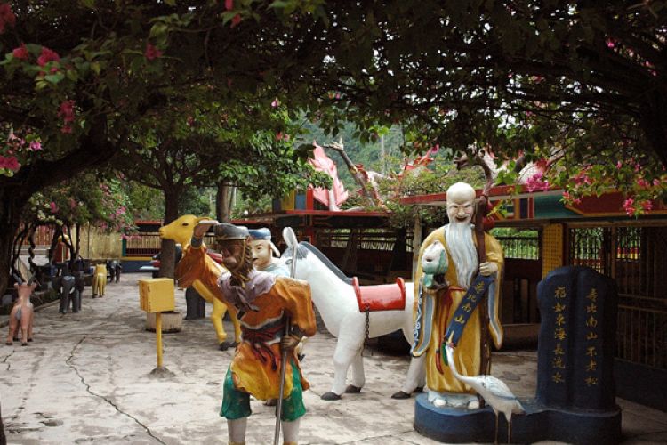 يقع معبد سام بوه تونج في ولاية قدح ماليزيا بالقرب من مدينة ايبوه، وتم إنشاء هذا المعبد داخل أحد الكهوف الموجودة بالمنطقة، والمعبد مخصص لأداء العبادات و يسمح للسائحين بزيارته لمشاهدته كاملاُ.