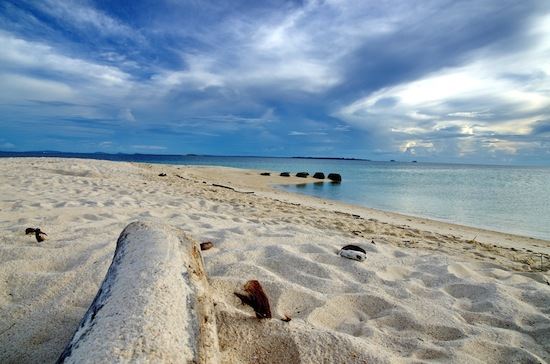 و من الجدير بالذكر أيضا أن الثلاث جزر السياحية المميزة الذين يقعون بداخل الحدود الماليزية هم جزيرة سلينجان و جزيرة جوليسان و جزيرة باكونجن و من المعروف عن جزيرة سلينجان بأنها تتميز بكونها جزيرة السلاحف الوطنية حيث أنها تحتوي على مجموعة كبيرة من واحد من أهم الأنواع المميزة لحيوانات السلاحف حيث أنها تتميز بلونها الأخضر الخلاب إلى جانب فمها ذو اللون الأصفر حيث أنه كل عام في موسم معين دوما ما تأتي إلى أرض الجزيرة لتقوم بوضع بيضها داخل الرمال الجزيرة و من المعروف عن هذا النوع من السلاحف دوما ما يغطي أرض الجزيرة في موسم البيض لديها .