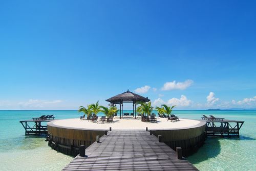 تعرف مدينة سيمبورنا بتاريخها العريق ، حيث أنها من أقدم المدن الساحلية في مدينة وبلدة تاواو ، حيث أن هذا الاسم يعني في اللغة الماليزية كلمة الكمال ، و ذلك بسبب جمالها الطبيعي المكتمل من كل شيء ، حيث الرمال و الساحل الخلاب و الطبيعة البحرية الرائعة ، و قد تم اكتشاف هذه المدينة و افتتاحها من قبل الصينيين ، و لكن قد توالى عليها سكان الباجو المحليين ، و اللذين هم أصحاب المدينة حتى الآن .  و قد تعرضت هذه المدينة للاحتلال البريطاني مثل باقي المدن الماليزية ، مما قد أثر بشكل كبير على عاداتهم و تقاليدهم ، و أشكال الحضارة المختلفة بها ، و بسبب طبيعة المدينة الساحلية ، فإن سكانها يعتمدون اعتماد أساسي في التنقل على القوارب ، حيث أن معظم المدينة يغزوها المياه ، و التي يصعب التحرك بها دون القوارب