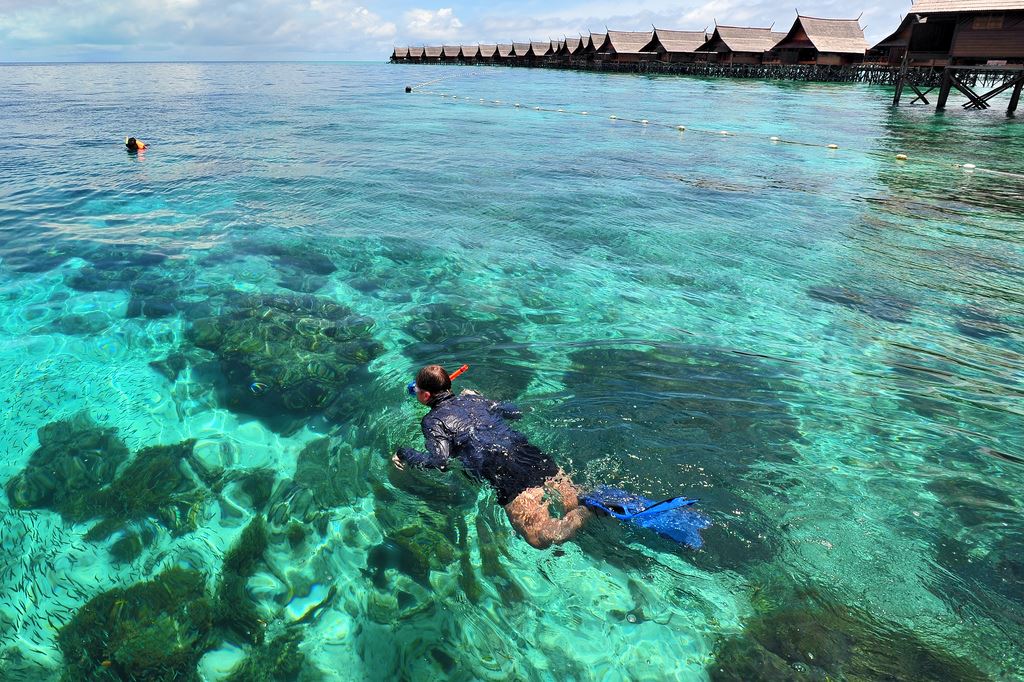  تعتبر حديقة تون ساكاران البحرية Tun Sakaran Marine واحدة من أجمل الحدائق البحرية ، التي يمكن زيارتها في ولاية صباح ، و هي توجد على مقربة من مدينة سيمبورنا ، كما أنها تتبع حكومتها أيضا ، فهي يطلق عليها أيضا اسم جزر سيمبورنا بارك ، و قد تم افتتاح هذه الحديقة في عام 2004 م ، حيث أنها تستقبل العديد من الزوار في رحلات بحرية استكشافية .  و يقوم السائحين بزيارة جزر سيمبورنا بارك ، لاكتشاف الحياة البحرية و الأسماك و مشاهدتها في روتينها الطبيعية و اليومي ، إلى جانب مشاهدة أنواع مختلفة من النباتات البحرية ، و التي منها الطحالب و الشعاب المرجانية المختلفة ، و التي تستخدم كبيوت للأسماك ، و تصل مساحة هذه الجزر جميعها حوالي ثلاثة مئة و خمسون كيلو متر مربع ، و على الرغم من عدم القيام بتوفير مرافق للسائحين ، إلا أنه مسموح بزيارتها و استكشافها ، مع حصول إذن من قبل إدارة الحديقة في ولاية صباح .