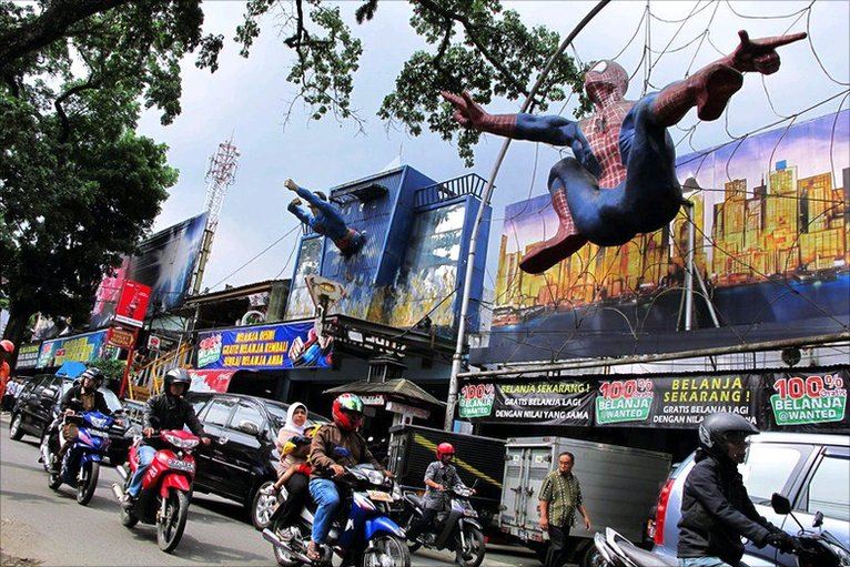 تعتبر اندونيسيا من أجمل المناطق السياحية التي يفضل زيارتها السائحين من مختلف العالم و من الجدير بالذكر أنه من أجمل الولايات الموجودة في دولة اندونيسيا هي ولاية باندونج الشهيرة و التي تعتبر من  أجمل مدن العالم , حيث أن مدينة باندونج السياحية تعتبر هي العاصمة الرسمية في مقاطعة غرب جاوا و التي نلاحظ تزايد عدد السائحين كل عام , و من الجدير بالذكر أيضا أن مدينة باندونج تعتبر مدينة معزولة عن باقي المدن حيث أنها توجد على قطعة أرض تكون في قلب دائرة جبلية يحيطها الجبال البركانية الملتهبة من جميع الجهات , و لذلك فهي تعتبر من من أخطر المدن السياحية التي معرضة لخطر دائم و ذلك لكونها محاطة بالكثير من الكوارث الطبيعية و البركانية حيث أنها مدينة محاطة بالجبال البركانية النشطة طوال العام و لكن هذا الخطر لم يؤثر على كونها من أجمل مدن العالم سياحة حيث أن هذه العوامل الطبيعية قد قامت بحمايتها من الكثير من الحروب و الغزوات و إقامة المستعمرات بها , و من الجدير بالذكر أيضا أنه قد تم بناء هذه المدينة السياحية الرائعة في عام 1906 ميلادي حيث أنه في قديم الزمان كانت هذه المنطقة مجرد تجمع لبعض القرى و القبائل المنفصلة و في ذلك العام قد قاموا بتجميع كل هذه القرى تحت إدارة و حكم واحد و لكن سرعان ما تم احتلال هذه المنطقة على أيد الهولنديين و لكن بعد ذلك حصلت على استقلالها و أصبحت تحت الحكم الاندونيسي مع العاصمة الاندونيسية جاكرتا ,,