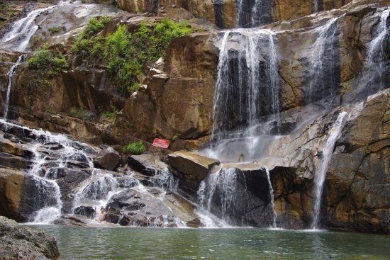 اذا كنت تشعر بارتفاع درجة الحرارة، وتريد أن تخفف من وطأة الحرارة فيمكنك القفز في الماء البارد في شلال سونغاي باندان الذي يعتبر من أفضل أماكن السياحة في باهانج، والمعروف أيضا باسم “الشلال المتعرج”.  يقع شلال سونغاي باندان في أعماق الغابة، بعد البلدة الصغيرة، في منطقة كوانتان، ويعتبر أحد الاماكن السياحية في باهانج الأكثر جمالاً، ويأتي اليه السكان المحليون وأيضاً الزوار من مختلف أنحاء العالم. يتكون الشلال من منحدرات مائية من التل إلى الصخور العملاقة في شكل رائع، وتتوج ببركة سباحة كبيرة، مما يجعلها جذابة ومثالية للسباحة.  شلال سونغاي باندان مناسب حقاً للجميع، خاصةً للعائلات حيث يمكنهم الاستمتاع برش الماء البارد، وهو آمن للأطفال أيضاً بفضل عمق المياه الضحلة؛ حيث يمكن للأطفال اللعب بأمان حول منطقة الشلال.