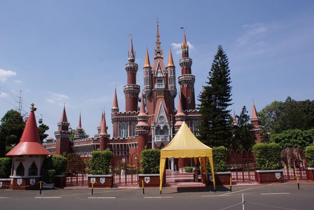 يعد “منتزه تامان ميني إندونيسيا انداه” أو “حديقة إندونيسيا الجميلة المصغرة” من أشهر الاماكن السياحية في إندونيسيا عموماً، فهو منتزه ترفيهي متكامل، سيمنحك فرصة التعرف على ثقافة وتراث إندونيسيا، عن كثب؛ حيث يحتوي على مجسمات لكافة مقاطعات أندونيسيا ال 27.  يعد منتزه تامان ميني إندونيسيا انداه ضمن أهم اماكن سياحية في جاكرتا للعوائل، فهو يحتوي على متاحف، ومدن ملاهي، وحدائق نباتية، ومسجد، ومطاعم، ومقاهي، وقاعات للمناسبات، وبحيرة صناعية ضخمة.  يقع المنتزه على أطراف مدينة جاكارتا، في الجنوب الشرقي، على طريق “بوقور- بونشاك”، ويمتد على مساحة تبلغ 250 هكتاراً، فهو ضخم بكل ما في الكلمة من معنى. كما انه لديك أكثر من خيار؛ للانتقال بين أجزاء المنتزه، إما عن طريق القطار الصغير الموجود داخل المنتزه، أو عن طريق عربات التلفريك، أو عن طريق رحلة القارب داخل البحيرة.