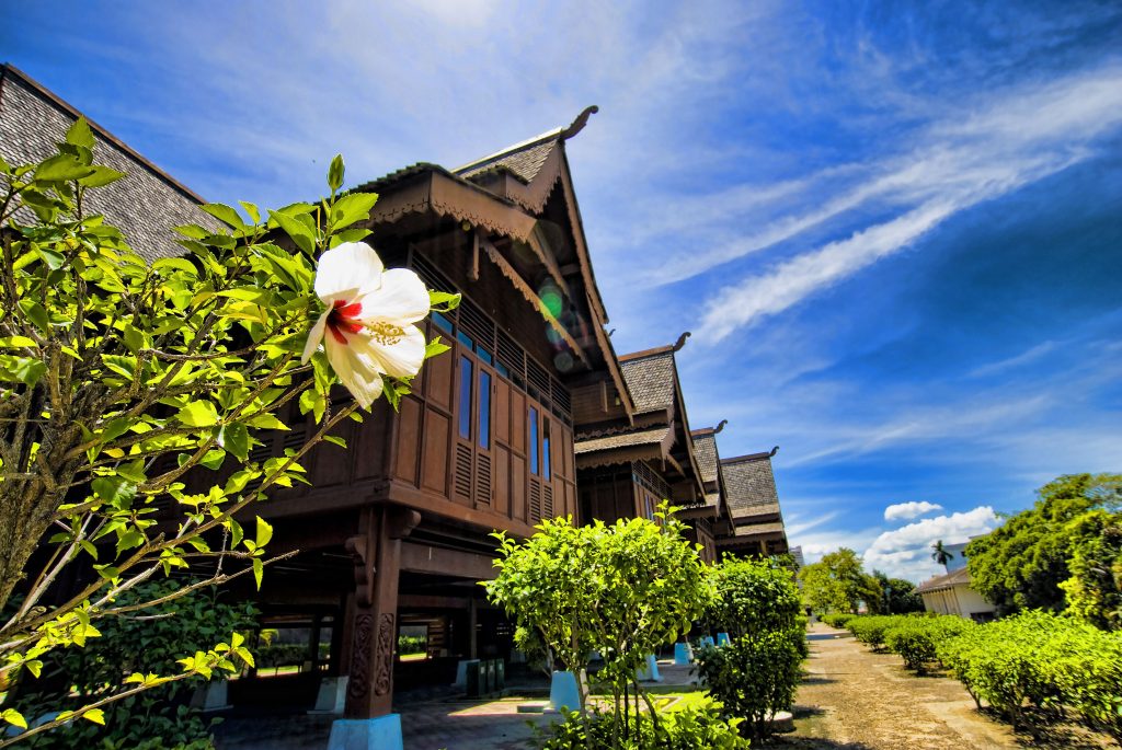 يعتبر متحف السلاطين The Malacca Sulatanate Palace Museum واحد من أشهر المعالم السياحية التي توجد في ولاية ملاكا الماليزية الشهيرة و أهم المعالم الأثرية و التاريخية التي توجد في دولة ماليزيا بأكملها و ذلك بسبب أهميته التاريخية القصوى و التي يجب على جميع المواطنين المحليين لولاية ملاكا أن يقوموا بزيارته للتعرف على التاريخ و الحضارة القديمة و التي قد عاصرتها دولة ماليزيا منذ مئات السنين في عصر السلاطين القديمة و التي توالت على حكم ماليزيا للعديد من السنوات و قد كان مركزها ولاية ملاكا و التي تعتبر من أجمل الولايات الموجودة في ماليزيا حيث أنها تعتبر جوهرة ماليزيا , فهي من أقدم الولايات حيث أنه تم تأسيسها من قبل الأمير السومطري بارا ميسوارا و ذلك كان في عام 1440 ميلادية , و تحت إمارته كانت هذه الولاية من أهم المراكز التجارية الأساسية تحت حكم سلطنة ملقة , حيث كانت نقطة جذب و توافد جميع التجار من جميع أنحاء العالم من الصين و الهند و دول الخليج و الدول العربية بأكملها , و بعد ذلك ففد وقعت ولاية مالاكا أسيرة تحت احتلال البرتغاليون في العام 1511 الميلادي , و من بعدهم قاموا الهولنديون باحتلال الولاية أيضا في عام 1641 ميلادي مما عززها الآن و جعلها مقر للثقافات المختلفة و المزارات التاريخية المليئة بذكريات و بعبق التاريخ حيث يوجد أيضا بها تجسيد قريب من الواقع للحياة الماليزية القديمة و الذي يتم عرضه حاليا في منتزه ماليزيا الصغرى و أسيا الصغرى و الذي يمتلك الكثير من الأسرار الخاصة لكل ولاية داخل الدولة الماليزية القديمة و لكن متحف السلاطين الشهير سوف يظل واحد من أهم و أشهر المعالم التاريخية الأعظم و التي توجد على أرضها و لذلك سوف نتناول عنه الحديث في السطور القادمة ,,