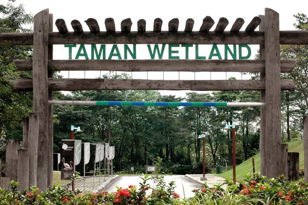 حديقة الأراضي الرطبة و التي توجد في ولاية بوتراجايا تعتبر من أهم المعالم السياحية الموجودة في المنطقة كما أنها تعرف بأنها من أول الحدائق التي تصنف تحت تصنيف الأراضي الرطبة و التي قد تم صناعتها على أيدي البشر المقيمين في ماليزيا , و هذه الحديقة الخاصة بالأراضي الرطبة قد تم تأسيسها على قطعة أرض قد تصل مساحتها إلى حوالي أكثر من مائة و ثمانية و ثلاثون هكتار متر مربع و الذي يعتبر هذا المكان متنزه رطب من أجمل المتنزهات الموجودة في المدينة كما أنه يوجد بها أيضا بعض الأراضي المختلفة و التي توجد على قطعة أرض قد تصل مساحتها إلى حوالي ألف و تسعمائة و سبعة و سبعون هكتار تقريبا أي أنها تعتبر قرابة الألفين هكتار ,,