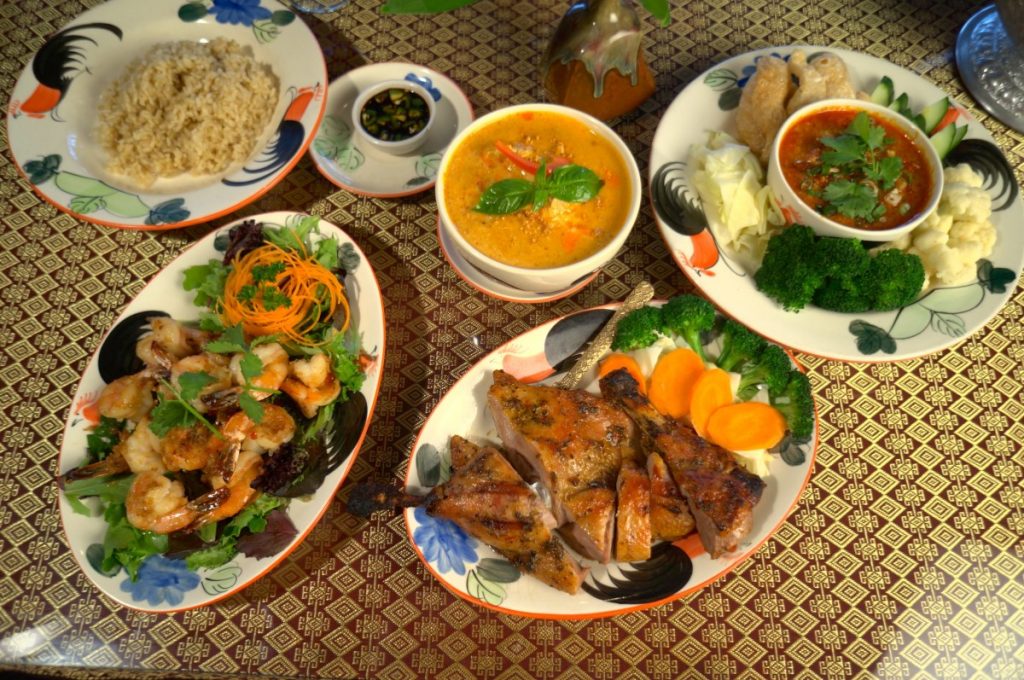 مطعم اكسانادو مختص بتقديم الأطباق التايلندية على سبيل المثال مثل لحم البط مع الكاري، والدجاج المتبل مع الكاجو، واللحم بكريم جوز الهند، كما يقدم مطعم شنغماى الكثير والعديد من الأطباق النباتية، على سبيل المثال لفائف الخضروات المقلية مع المعكرونة والأرز المقلي مع البصل والخيار والليمون.