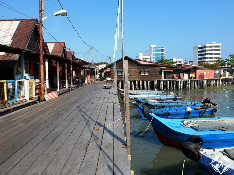 تقع بجوار ليبوه تشوليا وهي سلسلة من الأرصفة الستة التي تشكل جزءا من تراث بينانغ التاريخي، والتي وصفت بأنها واحدة من المعاقل الأخيرة للمستوطنات الصينية القديمة في الجزيرة.