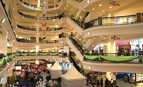 يمتاز برجايا تايمز سكوير مول كوالالمبور بأنه من مولات في كوالالمبور الشهيرة حيث يُتيح خيارات تسوّق متنوعة تُرضي جميع الأذواق فإن نويت زيارة هذا المول، سوف تستمتع بباقة رائعة من المتاجر المختلفة فهُناك متاجر تعرض الملابس المتنوّعة ومتاجر تختص ببيع الأحذية بالإضافة إلى سوبر ماركت كبير.