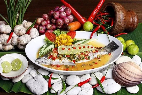 كوه ساموي هي ثاني أكبر جزيرة في جميع أنحاء تايلند، ومع ما تضمه من ساحل مذهل، ننصحك عند الزيارة بتجربة أطباق المأكولات البحرية قبل  مغادرة هذا المكان الجميع، ويعد مطعم ساموي سيفود المكان المثالي لتجربة أشهر المأكولات البحرية في جنوب تايلاند، مع جراد البحر والجمبري والوجبات القائمة على سرطان البحر للاختيار من بينها.