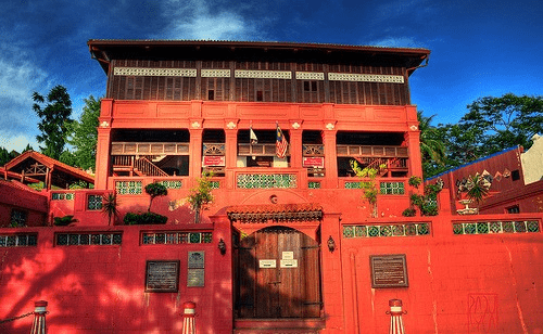 و هو من أجمل الأماكن التي تتعلق بالسياحة الدينية في ماليزيا ، و قد تم بناء المتحف في منتصف القرن الخامس عشر ، و قد كان ذلك هو نفس التوقيت الذي دخل فيه الإسلام لدولة ماليزيا ، و يتضمن المتحف عدد كبير من المنشورات التي تظهر طريقة انتشار الإسلام هناك ، وهناك أيضا عدد كبير من الصحف التي تحتوي على أحرف عربية أثناء تعليمهم العربية و صحف أخرى تحتوي على القرآن الكريم ، و بالمتحف أيضا عدد كبير من التحف الفنية و النقوش الإسلامية المميزة ، و عدد من العملات التي كانت تستخدم أن ذاك و عليها نقوش إسلامية .