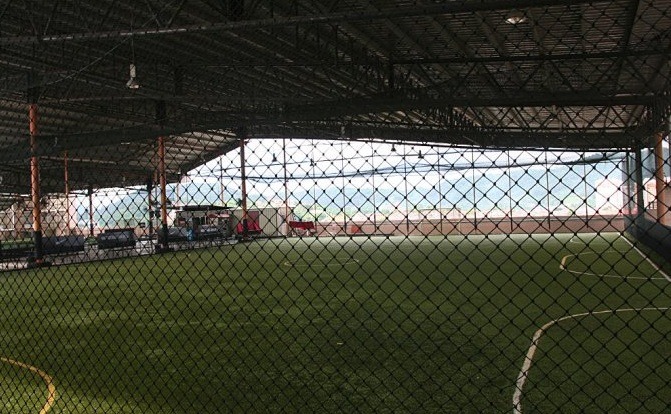 إذا كنت تحب لعبة سريعة ، متوترة وذات مهارة عالية هي كرة الصدفة ، ثم تحصل على ركلة في Padang @ 1 Utama. يقع ملعب كرة القدم الخماسي على السطح ، وهو عبارة عن مجمع يحتوي على مرافق دش وخمس ممرات 26 م x  13.5 م ، كل منها مزود بعشب صناعي يمتص الصدمات. تم تصميم هذا الملعب الداخلي الخماسي لكرة القدم من قبل مجموعة من عشاق كرة القدم ، وهو مصمم ليحفز حركة كرة القدم المحلية ويُعد مثاليًا للعبة من 4 أو 5 لاعبين. هو فقط 60 رينغت ماليزي ، في الساعة.