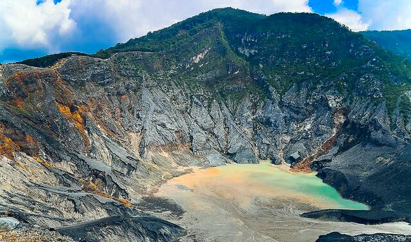 يوفر البركان الكثير من الأنشطة التي يُمكن للزائر القيام بها ومنها الاسترخاء على حواف الينابيع الكبريتية الساخنة، والاستمتاع بالتدليك بالطين والمياه الكبريتية من ايدي المُتخصصون به، هذا بالإضافة إلى رؤية السماء المليئة بالضباب على حافة البركان والتقاط الصور الفوتوغرافية وسط البركان وضباب السماء، كما يوجد الكثير من الأشخاص الذين يقومون ببيع البيض المسلوق المطهي في الماء الحارة عند الينابيع الكبريتية.