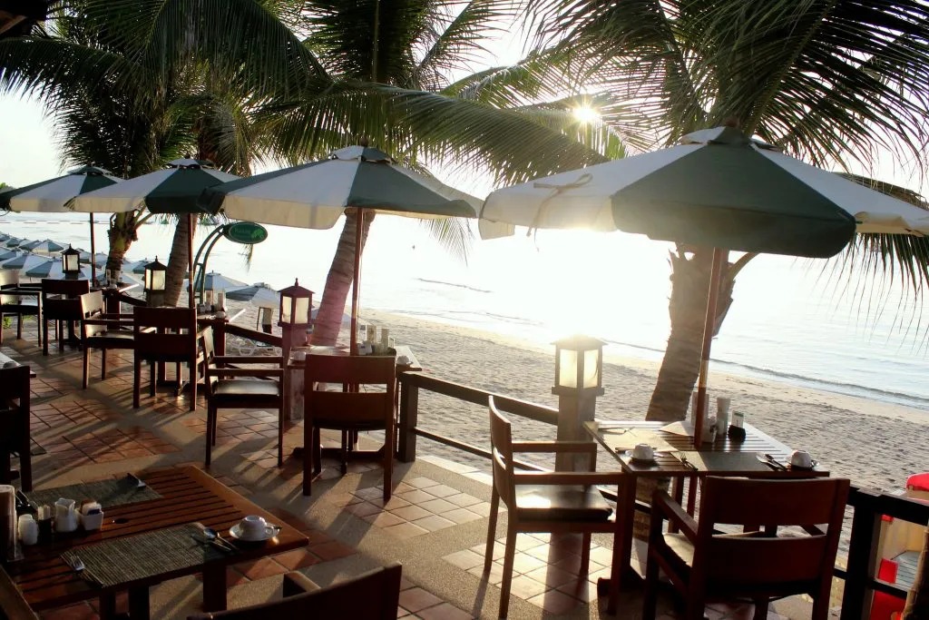 يقع مطعم بايتونغ ريستورانت اللذيذ داخل منتجع بانانا فان سي ريستورانت، ويوفر للزائرين مناظر خلابة من غرف الطعام جنبا إلى جنب مع ما يقدمه للضيوف من قائمة متنوعة تضم العديد من الأطباق الأوروبية والتايلاندية، وحتى النباتية. أفضل جزء في هذا المكان هو الترفيه عبر الكثير من العروض التي تقدم اعتمادا على أيام الأسبوع.