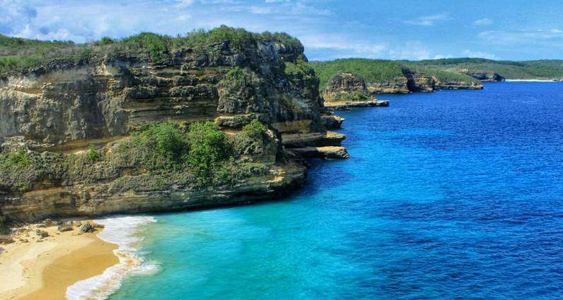 محبّي التقاط الصور سوف يلتقطون أروع الصور على أرض تانجونج رينغيت، ذلك الخليج الذي يقع بالساحل الشرقي من جزيرة لومبوك، الجدير بالذكر أن الكثير من محبّي الترحال يتوجهون مباشرة إلى هذا الخليج ليكون مركز انطلاقتهم بجزيرة لومبوك.  ستجد في تانجونج رينغيت كذلك عدد من الشواطئ الرائعة، ذات الرمال البيضاء، التي تمكنك من السباحة والتجوّل بين الطبيعة الخلابة والهدوء لتقضي امتع الأوقات التي لن تنساها أبداً.