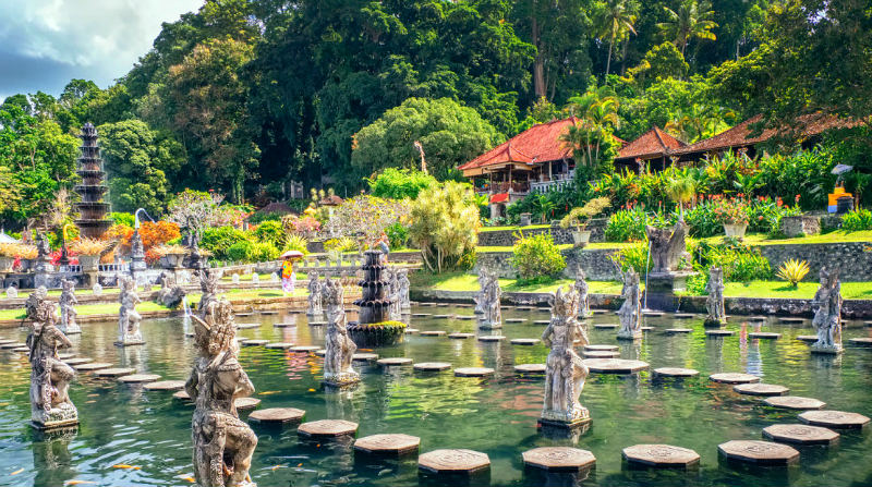 تيرتا جانجا هي قرية تُجسّد بصورة رائعة الجمال الذي تتمتع به الطبيعة الخلابة في جزيرة بالي، ما يجعلها واحدة من أجمل وأفضل الأماكن التي عليك زيارتها وحدك أو برفقة العائلة والأطفال عند السفر إلى بالي، وهي أيضاً واحدة من أفضل أماكن شهر العسل في الجزيرة الساحرة.  توفر تيرتا جانجا مساحات واسعة من المروج والحدائق الخضراء المُزهرة في منظر باهي، مع مجموعة من البرك والبحيرات المُبلّطة الضحلة الآمنة للهو الأطفال والكبار، وبعض الألعاب المائية وأسماك الزينة في القاع.  كما تضم المنطقة عدداً من الجسور والنوافير المُزخرفة بفن وإتقان، والتماثيل المنحوتة والنصب التذكارية المُبهرة التي لا تُخطئها عدسة كاميرا.