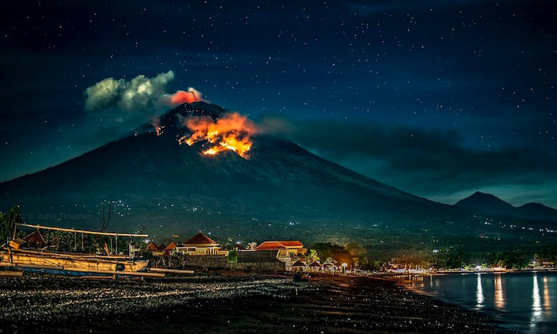 من أفضل معالم بالي الطبيعية وأكثرها شعبية بين هواة المُغامرة وأجواء الإثارة ومُحترفي تسلق الجبال والمُرتفعات، حيث تُصنّف هيئات السياحة في إندونيسيا جبل آغونغ أو أجونج كأعلى قمة جبلية بركانية في جزيرة بالي بارتفاعه الذي يصل إلى 3200 متر. فعلى قمة الجبل الذي يستغرق تسلقه نحو 4 أو 5 ساعات برفقة مُرشد محلي خبير يُمكنك فعلياً أن تُعانق الضباب. أما إن كنت لا تهوى خوض مُغامرة كتلك أو لم تكن على القدر الكافي من الصحة واللياقة البدنية لخوضها، فيُمكنك أيضاً الاستمتاع بجمال الجبل البركاني الضبابي الشاهق ونسماته الباردة عند سفحه، وتسوق بعض التذكارات المحلية من الباعة الجائلين في مُحيطه.