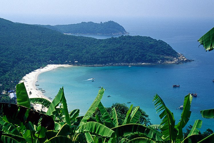 وتقع الجزيرة التابعة لولاية ترينغانو قبالة الساحل الشرقي من شبه جزيرة المالايو، على مسافة 20 كيلومترًا شرق مدينة كوالا بسوت، حيث يمكن أن يجد الزائر أفضل طريقة للوصول عن طريق العبارة، حيث تستغرق الرحلة بين كوالا بسوت وجزر برهنتيان أكثر من ساعة.