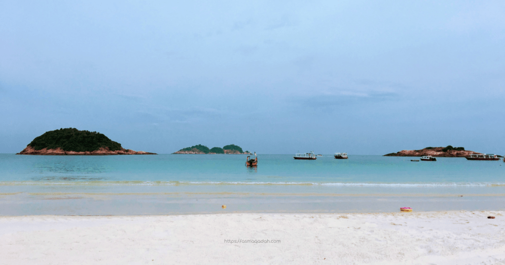 يسهل الوصول إلى جزيرة ريدانغ نسبياً، وبأسعار في متناول الجميع. من كوالالمبور؛ استقل الطائرة إلى مدينة كوالا ترينقانو، أرخص طريقة هي السفر عبر شركة الطيران منخفضة التكلفة إيرآسيا AirAsia، بتذاكر لا تزيد عن ٣٠٠ رنجت للفرد. هناك أيضاً خيارات أخرى مثل الخطوط الماليزية أو شركة فاير فلاي بأسعار متفاوتة.  من مطار كوالا ترينقانو، يمكنك ركوب سيارات الأجرة عبر تطبيق Grab، إلى منطقة تانجونج ميرانغ، وهي قرية صغيرة للصيادين تقع شمال مدينة كوالا تيرينجانو. تنطلق رحلة القارب إلى جزيرة ريدانج من ميناء ميرانغ وتستغرق حوالي 40 دقيقة للوصول إلى الجزيرة. يعمل مشغلو القوارب بين ميرانغ وريدانغ بأسعار ثابتة لتذكرة القارب. ستجد خلال موسم الذروة أيضاً قوارب تنطلق من رصيف شاه بندر في وسط مدينة كوالا ترينقانو.