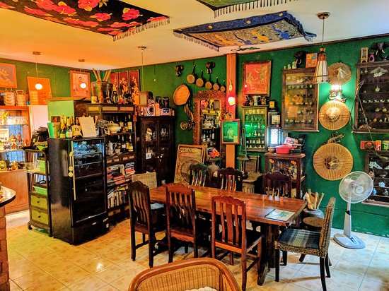 يقدم Gecko Cabane المأكولات الأوروبية والآسيوية في أجواء مريحة. غرفة الطعام انتقائية وجذابة ، مع جدران خضراء عميقة ، ومفارش مائدة من الدانتيل ، ولمسات خشبية ، ونباتات مورقة معلقة من السقوف وتتفرق بين الطاولات.