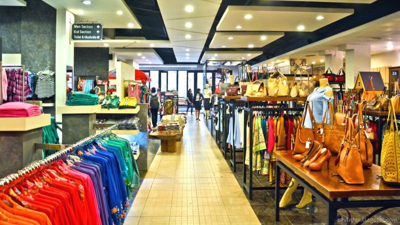 يُسمى أيضاً بـ “روما مود فاكتوري أوتليت”، وهو من أسواق باندونج الشهيرة في المدينة، كما أنهُ يقع في منطقة جذابة ومُحافظ عليها بشكل جيد – وسط  برك الأسماك والحدائق ومناطق تناول الطعام في الهواء الطلق – والتي تسمح لك بالتقاط الكثير من الصور الفوتوغرافية التذكارية، كما يقدم المول مجموعة من الملابس للنساء والرجال والأطفال، مع مجموعة مختارة من العلامات التجارية المحلية والعالمية.  فيُتيح لك المول فرصة العثور على شيء جديد وغير عادي، أو قطعة من أحد المصممين الأكثر شهرة في العالم، وهذا هو سبب شُهرتهُ بين المناطق السياحية في باندونج، كما يمكنك تناول بعض المشروبات أو الأطعمة السريعة في أحد المقاهي، والمطاعم، وأكشاك الطعام التي توجد به لتجديد طاقتك.