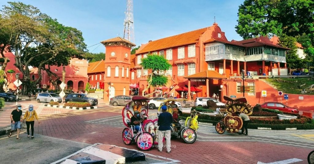 متاح في الولاية أماكن كثير و مميزة للتسوق ، و يمكن من هذه الأماكن شراء القباقيب الخشبية و الأطعمة الماليزية المميزة ، و منها السينكولوك و سكر البلح و الدلدول و غيرها ، فضلا عن أن المكان يمكن شراء أجمل الأعمال الفنية منه .