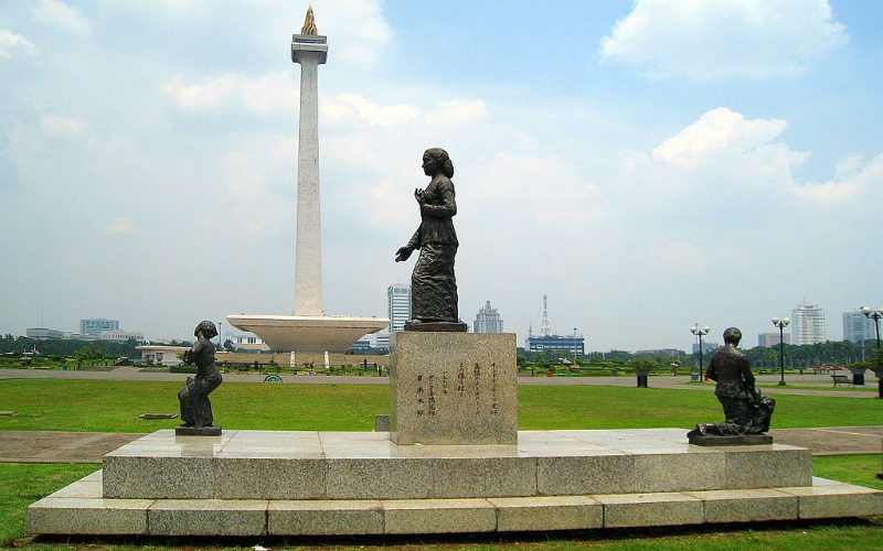 ساحة ميرديكا هي ساحة شهيرة تقع في قلب العاصمة الاندونيسية جاكرتا، وتستمد شهرتها من كونها موطناً للنصب التذكاري الوطني، والذي يرمز إلى الكفاح من أجمل استقلال إندونيسيا، حيث يمتد هذا البرج لأكثر من 132 م.  داخل ساحة ميرديكا يمكنك الاستمتاع بوقتك؛ بالجلوس على الساحات الخضراء المنتشرة بها، وتناول إحدى الوجبات المحلية المتوافرة بأسعار زهيدة، كما تنتشر في كافة أرجاء ساحة ميرديكا العديد من متاجر الهدايا التذكارية المميزة للغاية، كما يقع بالقرب من الساحة العديد من المواقع والمعالم التاريخية المميزة.  وأخيراً وصلنا معك عزيزي المسافر لنهاية رحلة السياحة في جاكرتا الخلابة، ونتمنى أن نكون قد استطعنا أن ننقل لك ولو جانب بسيط من جمال تلك المدينة التي يتمازج فيها الحداثة مع الطبيعة البكر، في تناغم رائع.