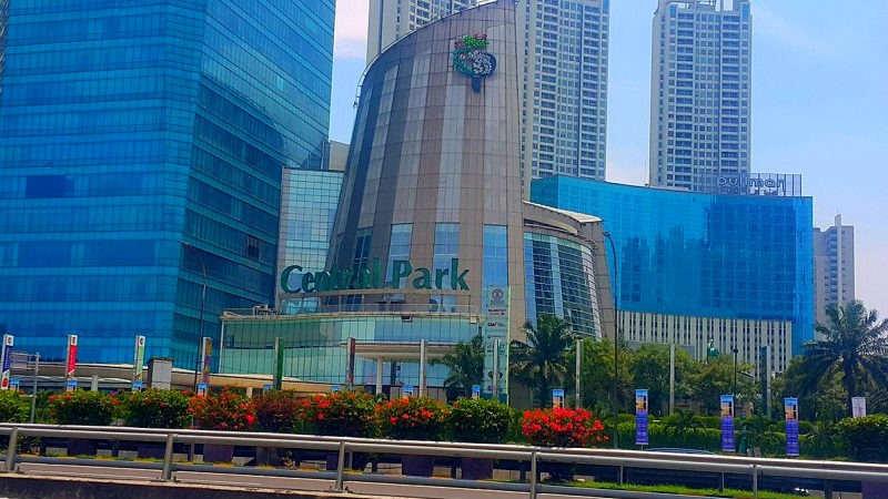 يعد مجمع سنترال بارك جاكرتا من أهم المجمعات التجارية الواقعة غرب العاصمة. تصميم المجمع غاية في الروعة، فهو عبارة عن مبنى بيضاوي، يتوسط الأبراج الشاهقة، ويتألف من 5 أدوار، ويحتوي بداخله على العديد من المتاجر، التي تقدم باقة متنوعة من أشهر الماركات العالمية.  لكن ما يميز سنترال بارك جاكرتا حقاً، الأجواء الساحرة التي يمنحها لرواده، في الهواء الطلق، من المطاعم والمقاهي العالمية، المتواجدة في حديقة المول، التي بها نافورة راقصة، وعازفين موسيقى. سنترال بارك جاكرتا يفتح من الساعة 10 صباحاً حتى 10 مساءاً.