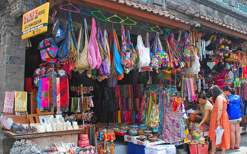 من أفضل الأماكن في بالي التي يُمكنك زيارتها لتسوق التذكارات والهدايا وسلع أخرى مُختلفة، من خلال أكشاك كثيرة وصغيرة بأسعار مُنخفضة، وصفقات شراء جيدة طالما أنك تُجيد التفاوض والمساومة مع الباعة على السعر.  ويُشبه سوق سوكاواتي الشعبي سوق أوبود المركزي كثيراً، ولكن بحشود أكبر من الباعة والسياح، وبحجم أكبر وأكثر تنوعاً من السلع والتي تشمل ملابس ومنسوجات، مشغولات خشبية وأخرى من الخوص، تذكارات وهدايا خفيفة.  فهو من وجهات السياحة في بالي الأكثر شعبية بين السياح لشراء الهدايا لأحبائهم بأسعار مقبولة.