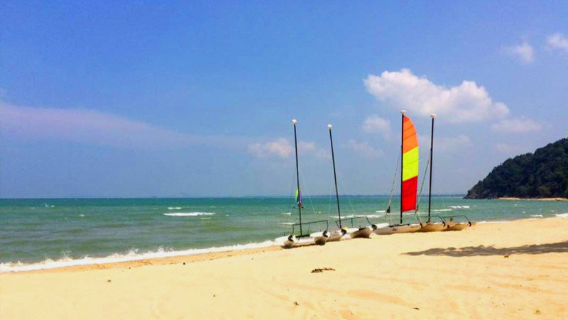 يقع شاطئ بانتاي تشيراتينج بالقرب من مدينة كوانتان في الماليزية، وتشيراتينج تعتبر منطقة نزهة شهيرة ومعلماً مُميزاً من معالم السياحة في باهانج، وقد تم تطوير المنطقة من مكان صغير إلى واحداً من شواطئ باهانج السياحية المفضلة لدى الزائرين.  شاطئ بانتاي تشيراتينج من شواطئ ماليزيا التي يتوافر بها مرافق متعددة ومطاعم، ويحيطها أشجار ونخيل جوز الهند، فضلاً عن أن شاطئ بانتاي يشتهر أيضاً بركوب الأمواج، وهو مناسب جداً للسباحة والغطس، ومناسب أيضاً للاسترخاء وأخذ حمام شمسي رائع، وغالباً ما يكون محوراً لمجيئ السياح الأوروبيين.