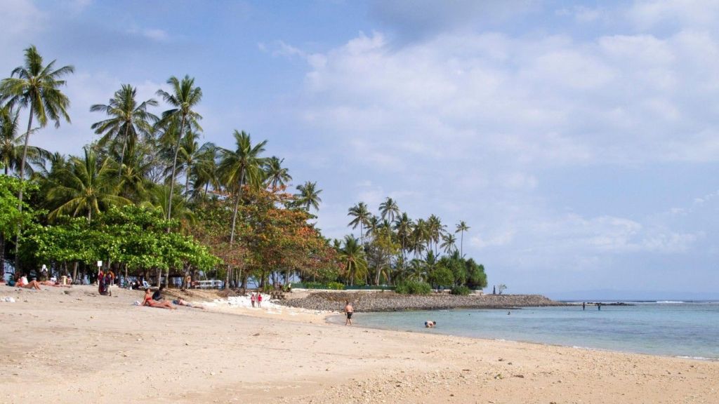 السياحة في لومبوك ترتكز على مجموعة من الشواطئ الساحرة، التي يأتي إليها السائحين من كل دول العالم، للاستمتاع بمشاهدة الطبيعة الخلابة، وممارسة أجمل الأنشطة الترفيهية، وشاطئ سنجيجي يعتبر أحد أهم معالم إندونيسيا على الإطلاق، فهو يستقطب الآلاف بكل عام، خاصةً محبي الرياضات المائية، كالسباحة، والغوص، والتجديف، وركوب الأمواج.  إذ يعدّ شاطئ سنجيجي الوجهة الأولى للمغامرين، هؤلاء الذين يعشقون الاستكشاف، فتلك الفئة تفضل الغوص لاكتشاف ما يقع تحت هذا البحر، وبالفعل يمكّنهم الغوص لمشاهدة التنوُع المرجاني المُبهر، الذي يكشف عن طبيعة خلابة من نوع آخر تحت ذلك البحر، كذلك ستجد على هذا الشاطئ العديد من المطاعم المحلية، يمكنك التوجُه إليها لتجربة الطعام المحلي في لومبوك.