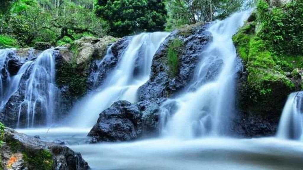 تُعد من بين الاماكن السياحية في إندونيسيا، إذ أنها تقع على بُعد حوالي 80 كم من العاصمة جاكارتا، بالقُرب من التلال البُركانية في بُركان تانكوبان، ونظراً لتواجُدها بالقرب من الينابيع الكبريتية الحارة والمناظر الخلابة فهي معلم رائع من معالم السياحة في باندونج، حيثُ أنه هُناك الكثير من السُياح الذين يرغبون في السفر الى باندونج للاستمتاع بمعالمها السياحية المُتنوعة ومن بينها شلالات ماربيا.