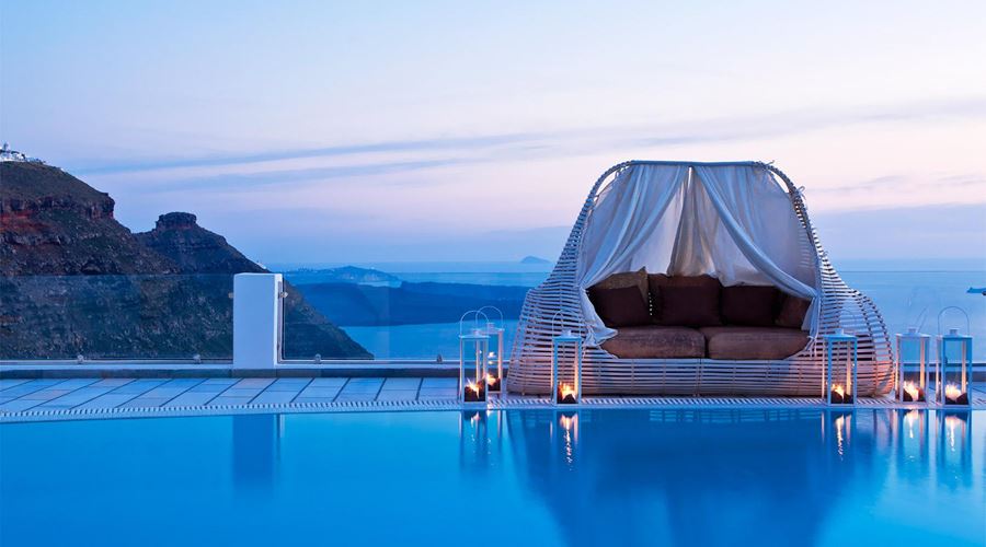 كوالالمبور مدينة تتصف بالحداثة وهي من اجمل مدن ماليزيا لشهر العسل ويمكنكم اضافتها الى برنامج شهر العسل في ماليزيا كوجهة أخيرة حيث ستضفي على رحلتكم الكثير من الاثارة من خلال زيارة برجي التوأم الشهيرين فيها وتناول وجبة عشاء رومانسية في احد المطاعم في قمة البرج مع الاستمتاع بالاطلالة على المدينة