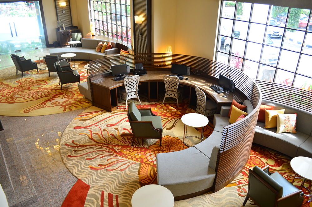 و يتميز فندق هوليداي ان بينانج بديكوراته العصرية ، و المستوحاة من الثقافة في ماليزيا قديما حيث بداية غزو بينانج من قبل شركة الصين التجارية ، و الاستحواذ على كل القصدير المستخرج من أرض بينانج و تصديره للخارج و الظلم الذي تعرض له أهل المدينة ، الأمر الذي جعلهم يخرجون من هذه الظلمات بالكثير من الثقافات و التعاليم الرائعة و الغريبة و التي تظهر دوما في أثاثهم و تعاملاتهم و حديثهم أيضا .