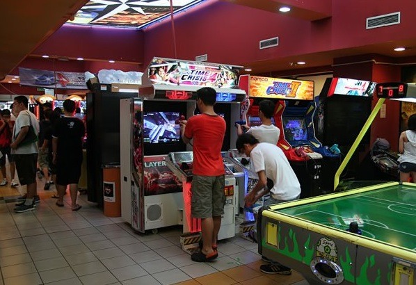 إذا كنت في مزاج للهروب إلى عالم آخر أو الانخراط في الحر الشديد من المعركة؟ توجه إلى Cross Fire ، الطريقة المثالية لرفع مستويات الأدرينالين إلى مستويات جديدة. تعتبر لعبة arcade هذه مكانًا رائعًا للاستمتاع بالمغامرات حيث يمكن للاعبين الممارسين اللعب عبر ألعاب القتال مثل Mortal Kombat و Street Fighter. تم تجهيز المكان مع صفوف من الخزانات التي تركز على المدرسة القديمة ، الألعاب المباشرة مثل Street Fighter IV و Marvel vs Capcom 3 ، بالإضافة إلى كونها وحدات تحكم تم إعدادها للعب المزيد من الألعاب المعاصرة والألعاب المبنية على الموسيقى مع جهاز تحكم تشبه عصا.