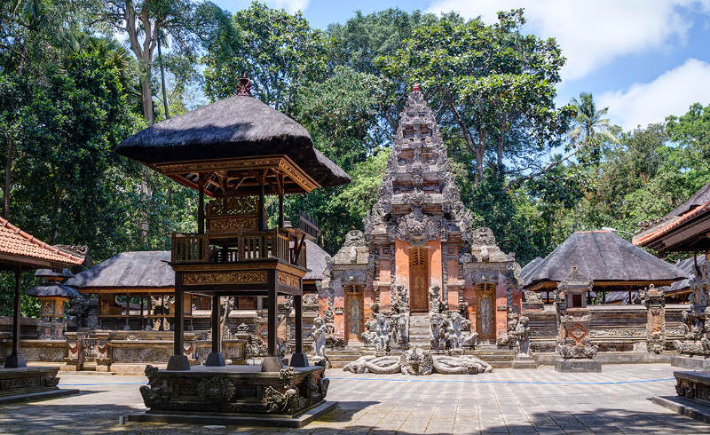 أوبود واحدة من أهم المناطق السياحية في بالي، فهي قلب الجزيرة ومركزها السياحي والثقافي، حيث تضم مجموعة من أهم معالم بالي الأثرية والطبيعية من معابد، لحقول ومُدرجات الأرز، لغابات التوابل الكثيفة والتي تشتهر إحداها باسم غابة القرود أو غابة القرود المُقدسة حيث مئات من قرود الماكاك الرمادية تُداعبك وتتجول حولك في كل مكان.  تبتعد غابة القرود مسافة 10 دقائق من جنوب مدينة بالي، وهي فرصة رائعة لنزهة عائلية مع الأطفال الذين حتماً سيُحبون المكان كثيراً ولهواة التصوير، ولكن احرص على حماية مُتعلقاتك الشخصية والتحكم في لغة عينيك عند مُشاهدة الحيوانات.