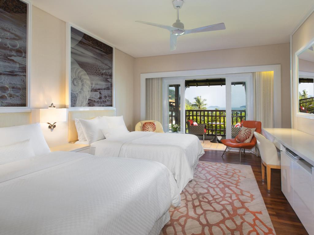 – الفندق مزود بعدد كبير من الغرف على اعلى مستوى، هذا فضلا عن ان الديكور الخاص بالغرف تم اختياره بعناية شديدة ليتلائم مع حاجة مختلف العملاء، هذا الى جانب ان الفندق يوفر غرف ملائمة لغير المدخنين و اخرى مناسبة لمرضى الحساسية، مع توفير غرف عازل للصوت و عدد كبير من الخدمات المختلفة.  – تتضمن غرف الفندق الأنيقة بار صغير لعمل المشروبلت ، تلفزيون- شاشة مسطحة وحذاء قماشي داخلي. كل غرفة منها تضم اريكة تتحول إلى سرير ، و حمام مجهز ومنطقة للجلوس.