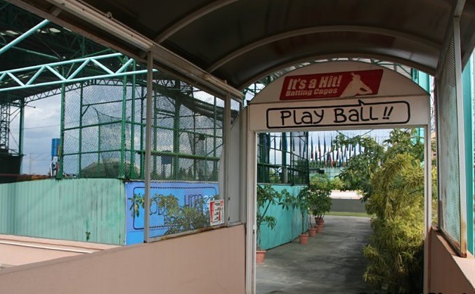 قد لا تكون لعبة البيسبول هواية شائعة في ماليزيا ، ولكن من المؤكد أن هذا المكان سيشهد عددًا كبيرًا من الزوار. الأقفاص الآلية الوحيدة في جنوب شرق آسيا المبنية لهذا الغرض ، يمكن لهذا الجناح الموجود على السطح في 1 أوتاما أن يستوعب عددًا غير محدود من المخلوقات ، مما يجعله المكان المثالي لنزهة جماعية. ستحصل على 15 ضربة تقريبًا للتأرجح ؛ ويمكن تعديل السرعة والارتفاع لتناسب احتياجاتك. أقفاص أيضا مناسبة ل softballers ، لاعبي الكريكيت وعموما أي شخص يرغب في الحصول على بعض المتعة ضرب اثنين من الكرات حولها. هناك بعض الطرق للوصول إلى السطح ، ولكننا نقترح اتخاذ المصعد بالقرب من Coffee Bean & Tea Leaf في New Wing إلى السطح حيث يضعك بالقرب من Hit’s Hit.