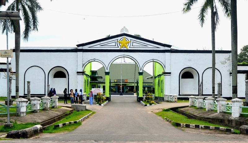 يعد حصن كوتو بيساك من أهم وأجمل معالم سومطرة التاريخية، وأشهر الوجهات السياحية داخل مدينة باليمبانج. تقع قلعة كوتو بيساك أو فورت كوتو بيساك في شارع السلطان محمود بدر الدين الثاني، في منطقة إلير بارات، على ضفاف نهر موسى.  كان قديماً يستخدم حصن كوتو لصد الأعداء عن المدينة، أما الآن فهو يستخدم كمقر للجيش الوطني الأندونيسي. لا تنسى وأنت داخل حصن كوتو بيساك إلتقاط أجمل الصور التذكارية والتي سيكون في خلفيتها جسر أمبيرا مع منظر الغروب الخلاب.