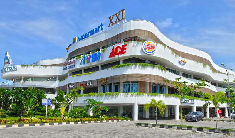 لعل السياحة في لومبوك لا تقتصر على الشواطئ والمنتجعات السياحية الرائعة، لأن الجزيرة كذلك تمتلك أكبر مركز تجاري عصري، وهو “لومبوك ايبينتروم مول”، ذلك المركزي العصري الذي يحتوي على الكثير من المحال التجارية ذات الطراز الحديث.  في لومبوك ايبينتروم مول يمكنك التسوق بأكبر مراكز بيع العلامات التجارية العالمية، بالإضافة إلى مشاهدة أحدث الأفلام السينمائية بدور العرض الراقية المتواجدة في المول، بالإضافة إلى ذلك تستطيع تناول الطعام الذي تختاره، فالمول يحتوي على العديد من المطاعم المنوّعة التي تلبّي رغبات السائحين.