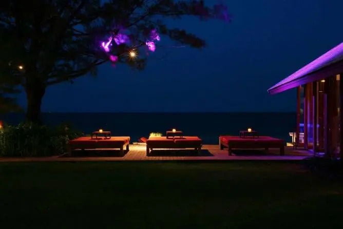 إذا كنت تبحث عن مكان أنيق وعصري للاسترخاء أثناء تجربة تناول الطعام في هوا هين الاستوائية، Let’s Sea Hua Hin هو بالتأكيد المكان الأمثل لك، حيث يقع هذا المنتجع الأنيق في منتجع Let’s Sea Hua Hin ، ويقدم إطلالة رائعة على الساحل مع الأرائك المريحة وأشجار النخيل الاستوائية، فقد تم تصميم هذا المطعم بشكل يبعث على الراحة والاسترخاء في هذه المدينة الساحلية. ويعد المطبخ التايلندي مع النكهات العالمية، وسرطان البحر من بين الخيارات الأكثر شعبية بين سائحي هذا المطعم الرائع.