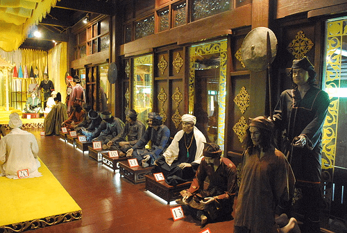 اسم السلطان هو منصور شاه ، و قد كان هذا قبل أن يصل البرتغاليين إلى ماليزيا و كان ذلك في عام 1500 ، و هو من أجمل القصور في ماليزيا ، و يظهر في القصر الحياة الماليزية القديمة و طبيعة ملامحها ، و القصر اليوم هو متحف يعرض ثقافة البلدة ، و يضم المتحف عدد كبير من الرسوم و الأسلحة و عدد من الآلات الموسيقية ، و المتحف عبارة عن ثلاث طوابق يضم عدد من الصالات لعرض هذه المقتنيات .