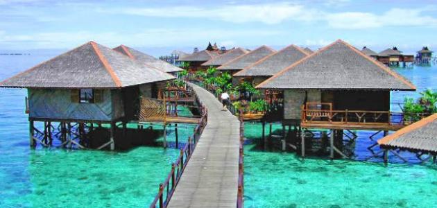 والتي توجد بها جزيرة لايانغ لايانغ، و حديقة سيبيلوك أورانغوتان سانكتوراي، وسفاري قمم القرد، ووادي دنم، و ومركز اكتشاف الغابات المطيرة، وحديقة كينابالو، والطريق الحديدي لتسلق جبال كينابالو، وغابة ويستون للقرود ذوات الأنف البارز، وجزيرة سيبادان، وحديقة تانكو عبد الرحمن البحرية، وقرية لينغانغكيت الثقافية، وجزيرة مابول، وجبل تروسمادي، وحديقة بولاو تيجا البحرية.