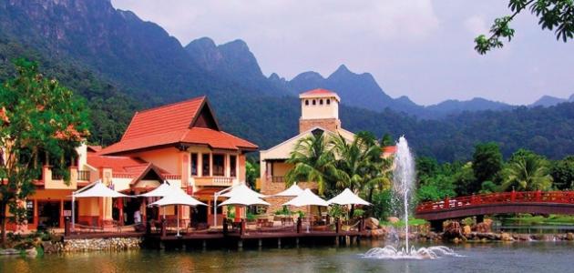 تقع ولاية قدح جنباً إلى جنب مع ولاية برليس، والمعروفة تقليدياً باسم “وعاء الأرز” لولايات ماليزيا، مساحات شاسعة من حقول الأرز تهيمن على المشهد البانورامي لولاية قدح. عاصمتها ألور سيتار وهي موطن لكثير من المباني القديمة التي لا تزال تقف في شكلها الأصلي كبقايا من الماضي، وتقدم قدح العديد من المناظر الريفية الطبيعية التي تبعث للسرور والتي يمكن أن أشكالاً مختلفة اعتماداً على المواسم الزراعية. كثير من تلك المناظر قد تكون مخفية تحت سهول المزروعة بالأرز، كانت قدح ذات يوم مهداً للحضارة القديمة والدليل على ذلك العثور على الحفريات من مختلف المواقع التاريخية في الولاية.