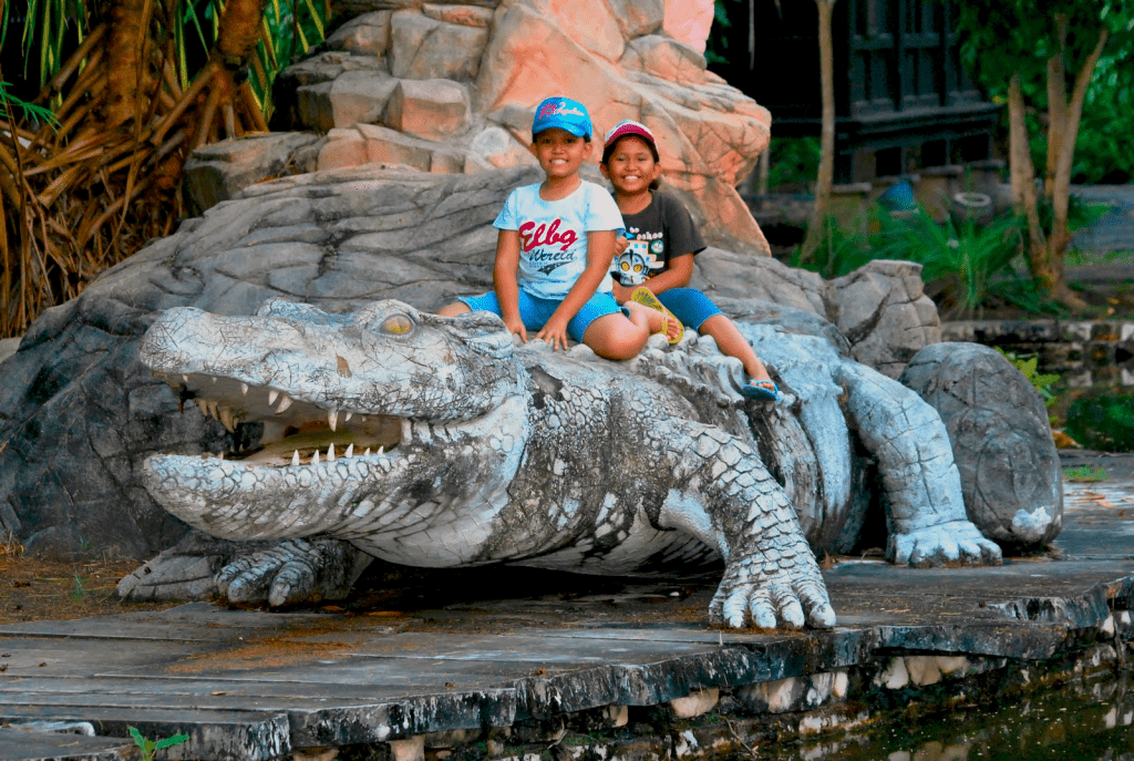 و هذه المنطقة من أفضل مناطق جذب السياح ، و قد تم افتتاح المنطقة عام 1987 ، و تضم عدد كبير من التماسيح ربما تصل إلى 100 نوع مختلف من التماسيح ، و من أهم الفاعليات التي يهتم بها السائحين و تعد من أجمل ما يمكن أن يستمتعوا به ، استعراضات يقوم بها مدربي التماسيح في ساحات العرض الخاصة بالمركز و هذه الفاعليات يتم تفعيل هذا العرض في يومي السبت و الأحد أسبوعيا .