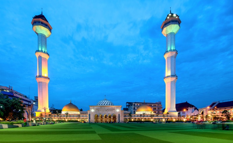 هو أحد أهم الاماكن السياحية في إندونيسيا وأشهر مساجدُها، فهو يقع في مدينة جانتينغ، بادانغ في سومطرة الغربية في إندونيسيا، حيثُ يُمكنك الامتزاج مع السكان المحليين في المدينة من خلال الذهاب إليه، مع التنزُه في الحديقة التي توجد في مُحيطهُ ومُشاهدة السكان المحليين وهُم يمارسون روتين حياتهم اليومي، هذا بالإضافة إلى أنهُ من بين معالم إندونيسيا الخلابة التي تُتيح لك مناظر بانوراميه للمدينة من خلال التسلُق على أحد البرجين اللذين يقفان على ارتفاع 81 متر (266 قدم) به.  أما عن تاريخ مسجد رايا باندونج الكبير فهو من أقدم مساجد إندونيسيا، فقد  بُني في عام 1805 م. كما أنهُ يُعتبر من مُمتلكات اندونيسيا الثقافية، وقد كان في القرن 19 تحديداً للإصلاح الإسلامي في المنطقة، هذا بالإضافة إلى أنه كان أحد ملاجئ الرئيس الإندونيسي سوكارنو عند نفيه لنضاله ضد الاحتلال الهولندي، بل وقد نجا من كارثة إعصار تسونامي التي اجتاحت مدينة بادانغ في عام 1833م بعد زلزال سومطرة، وهذا ما جعلهُ يزداد شعبية وسط المناطق السياحية في باندونج، ونظراً لأهميته فقد خضع لعدة تغييرات على مر السنين؛ وتُعتبر أحدث أعمال التجديد به هي أضافة مجالاً كبيراً من العشب في مُحيطهُ.