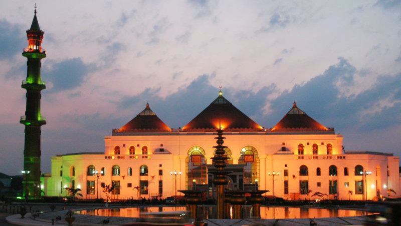 يعد مسجد فلمبان الكبير هو أكبر مساجد المدينة، وأهمها على الإطلاق، فهو من المساجد التاريخية؛ حيث يعود تاريخ بناءه إلى القرن ال 18، والذي قام بإنشاءه هو السلطان محمود بدر الدين.  يقع مسجد فلمبان الكبير داخل قرية كبيرة في مدينة فلمبان جنوب سومطرة، والتي سكنها العرب لفترة طويلة. سر تميز المسجد هو طرازه المعماري الفريد، الجامع بين الفن المتبع في أندونيسيا، والصين، وأوروبا. شكل مسجد فلمبان الكبير الحالي، هو نتيجة أعمال التطوير التي أجريت عليه خلال الفترة من عام 2000 حتى 2003م.