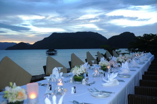 يتم الترحيب بالضيوف كل صباح لتناول وجبة الإفطار في مطعم Westin in Langkawi في الموقع ، ثم تجربة أطباق المأكولات البحرية في وقت لاحق في مطعم Tide أو المأكولات العالمية في مطعم Seasonal Tastes.