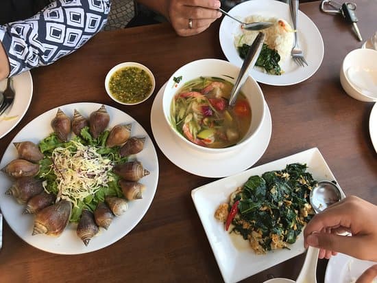 يمنحك هذا المطعم الفرصة لتناول الطعام طوال اليوم مع إطلالة على الحديقة وحمام السباحة مع تشكيلة متنوعة من الأطباق المحلية الرائعة سواء في وجبة الإفطار أو الغداء والعشاء.