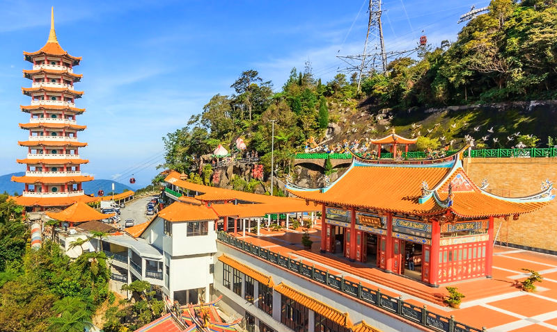 وبها جزيرة تيومان، وهضاب الكاميرون، وهضبة فريزر، وجسر تامان نيجارا، وحديقة كيونغ ريمبا، ودار الفيلة،  و بيت بيتونغ، وكهف الجنة، ومرتفعات جنتنج، ومنافذ مرتفعات جنتنج بريميوم.